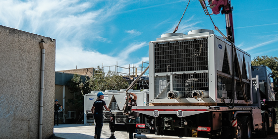 Levage d'un groupe froid sur un chantier de datacenter