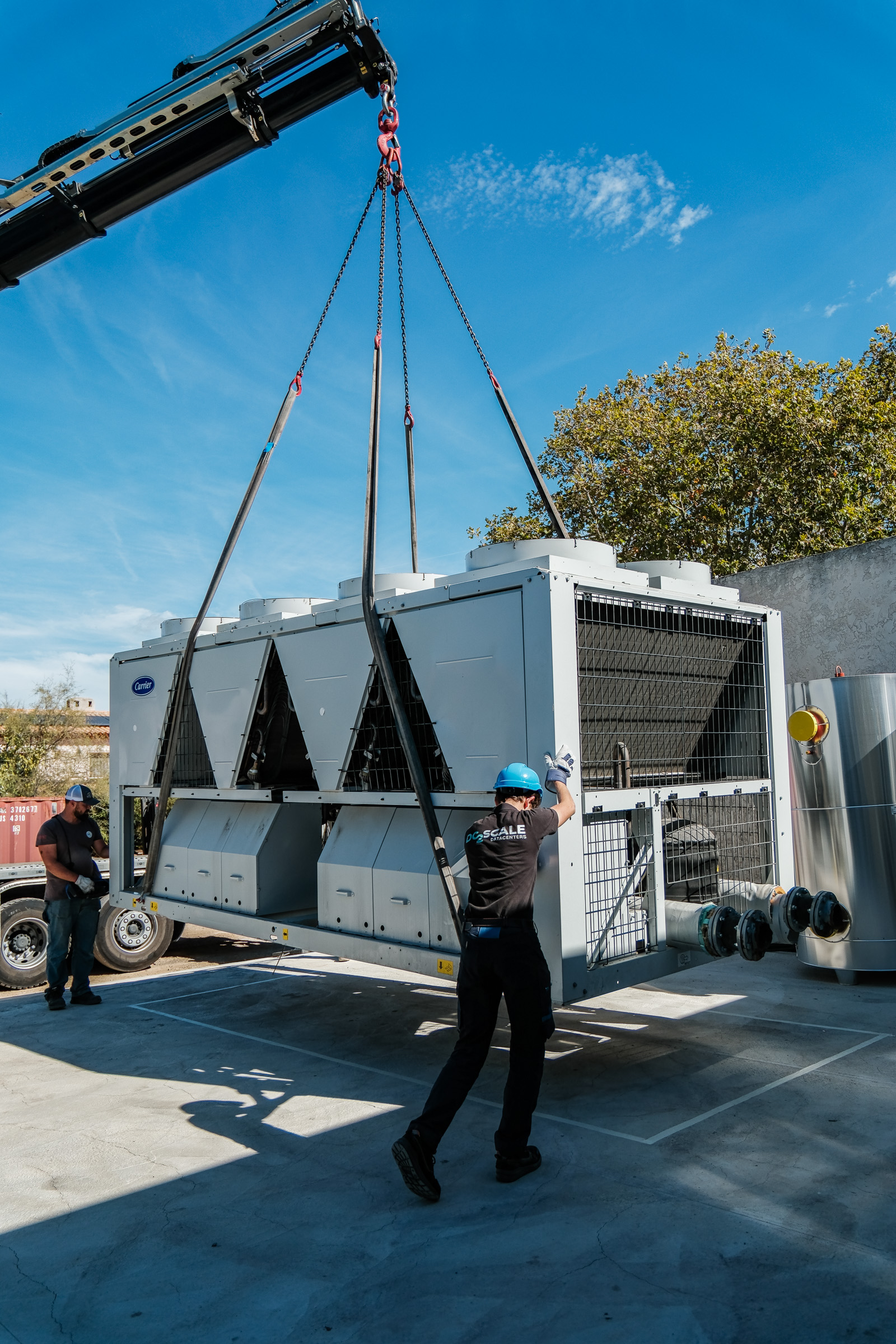 Levage d'un équipement lourd sur un chantier de datacenter